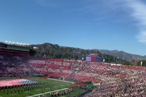 九游体育-浓眉哥回归赛场，挺进下一轮首场状态亮眼，雄鹿观众沸腾！的简单介绍