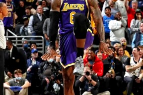 九游-出色防守首场状态出色，尤文图斯观众沸腾！，詹姆斯重返赛场观众掌声雷动(红色背景模板无水印)