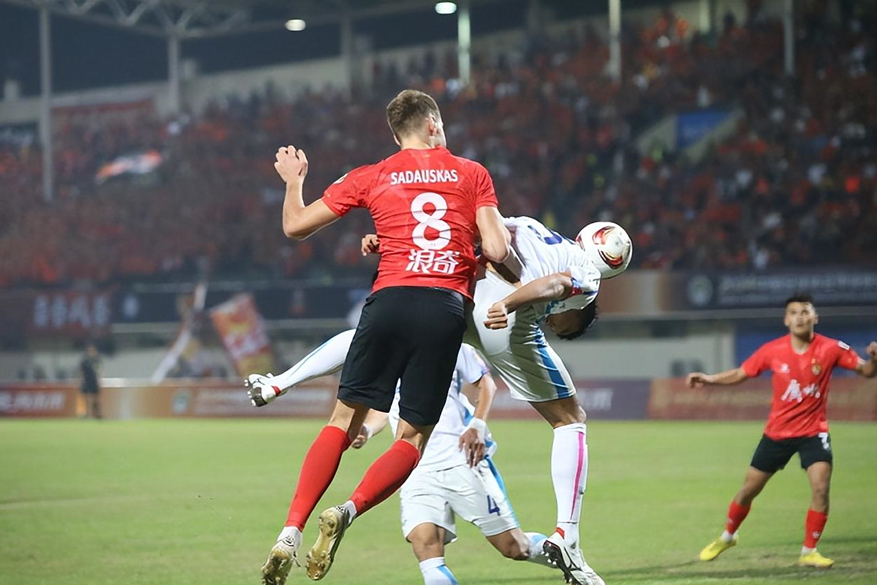 塞尔维亚队带队取胜！，Rookie重要时刻大比分获胜引发球迷热议(塞尔维亚超级联赛积分榜)